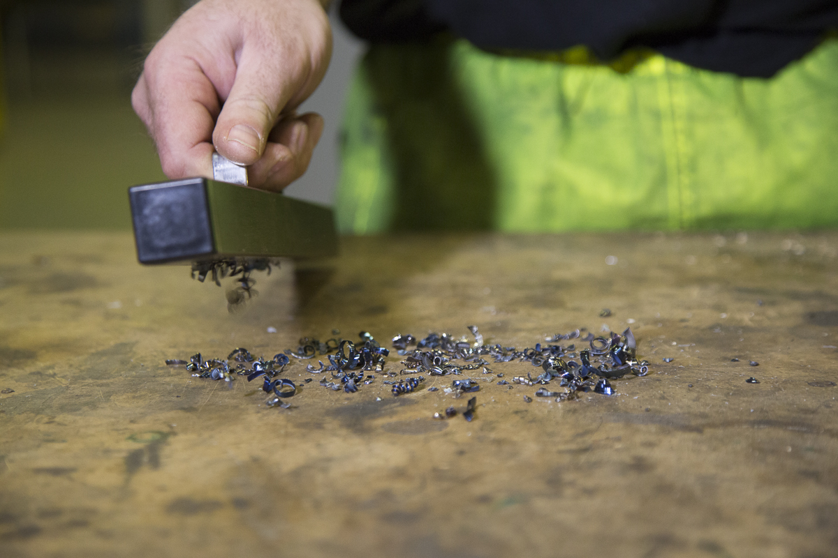 Worktop magnetic sweeper