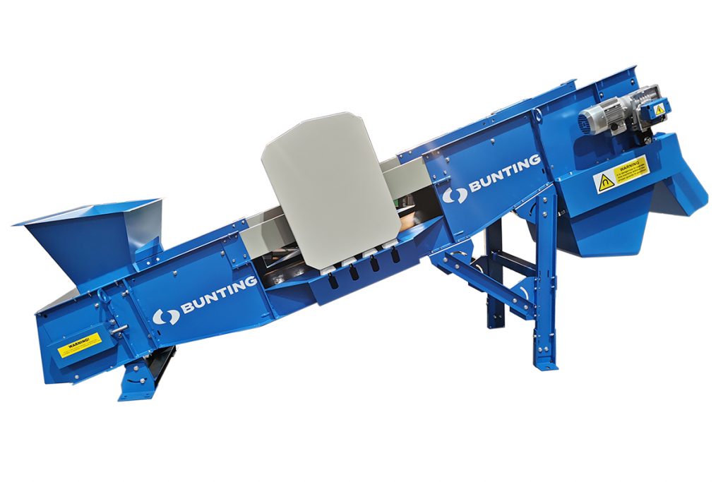 Bunting shredder with feeder conveyor